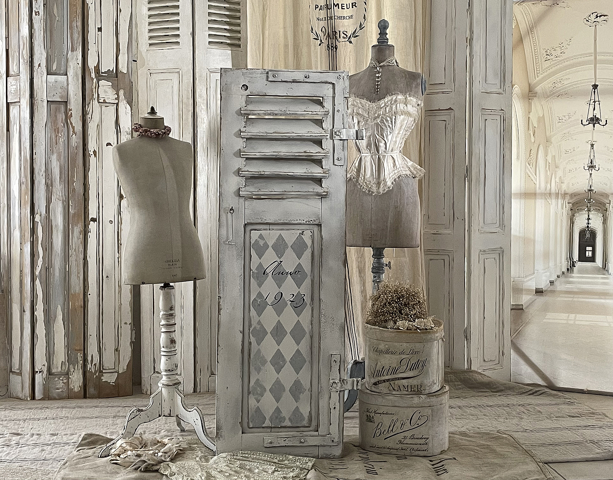 Elegante Schneiderpuppe und antike Accessoires in romantischem Stil Schneiderpuppe mit einem weißen Korsett und nostalgischen Dekorationsobjekten in einem stilvollen Raum