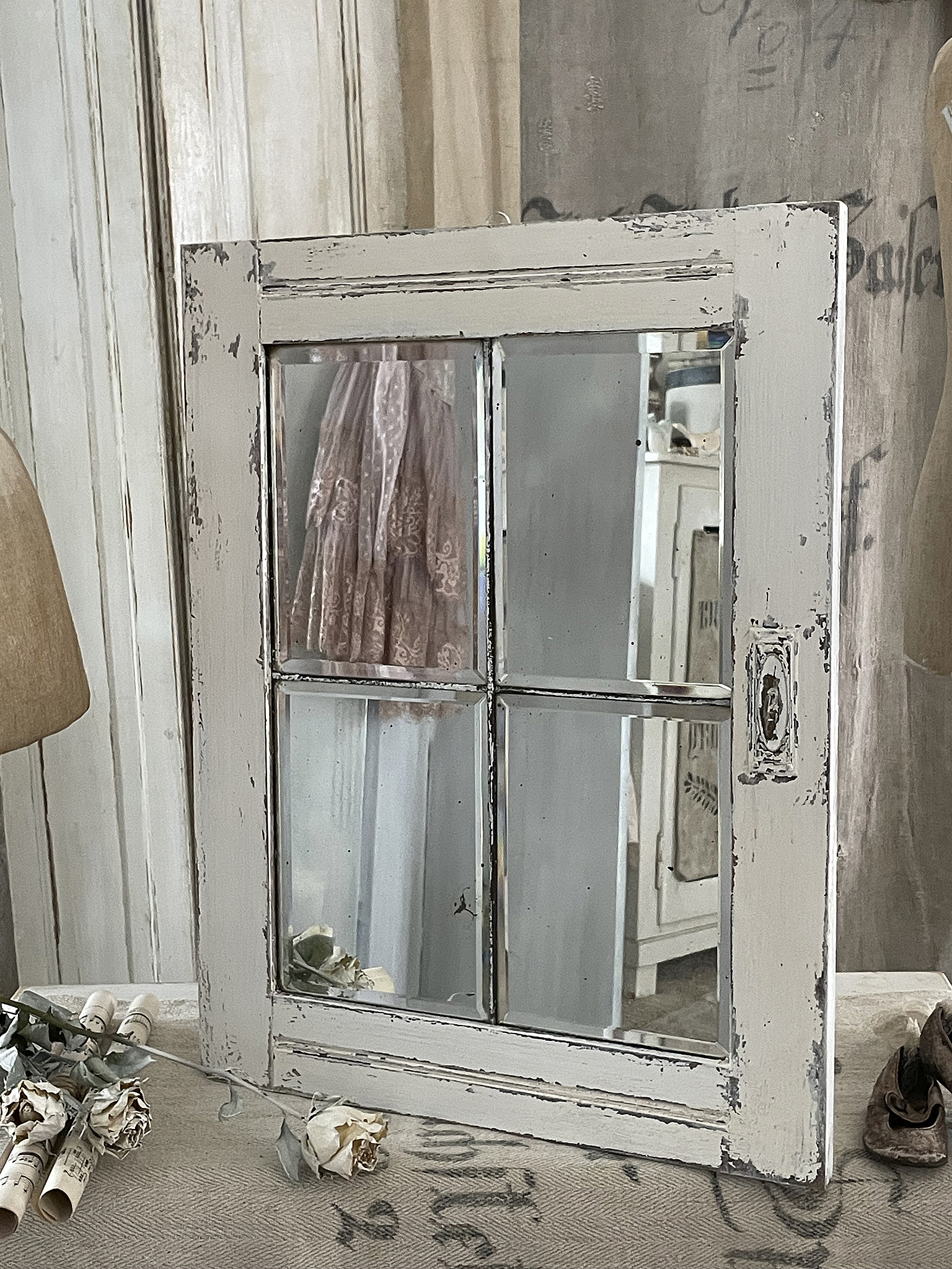 Antike Schranktür mit alten Spiegeln***