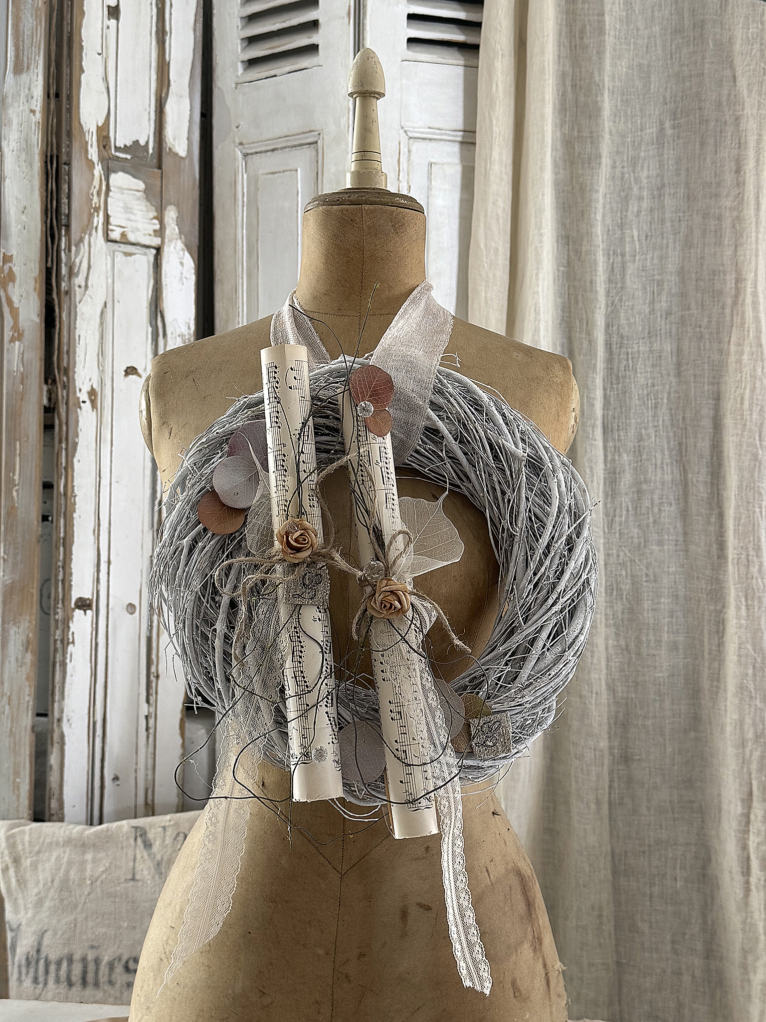 Romantischer Vintage-Kranz mit Notenblättern – zarte Handarbeit mit poetischem Charme“***