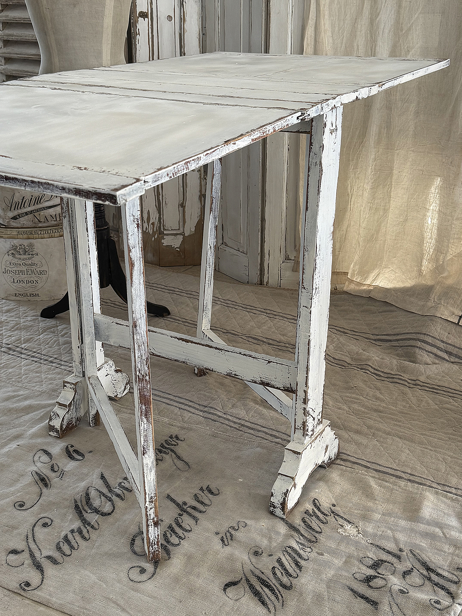 Antiker Klapptisch im Original-Vintage-Kleid