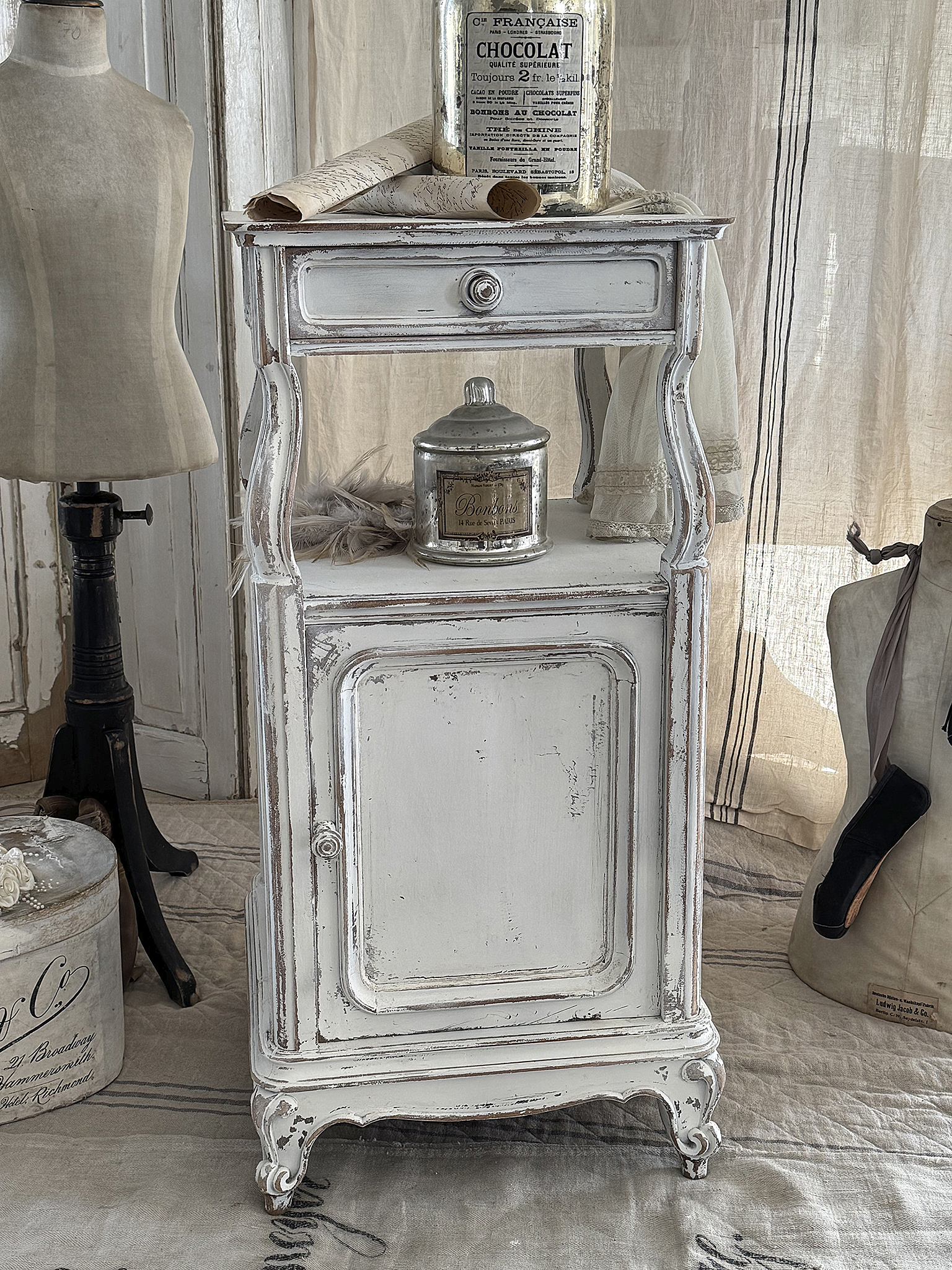 Reizendes, antikes französisches Säulenschränkchen***