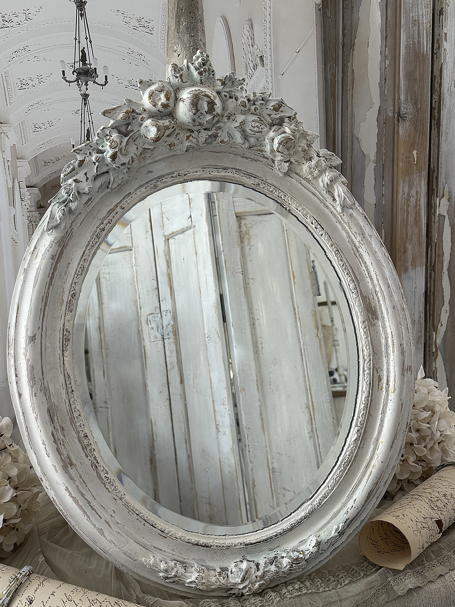 Alter ovaler Vintage-Spiegel im weißen Shabby-Kleid – romantisches Schmuckstück mit viel Charme***