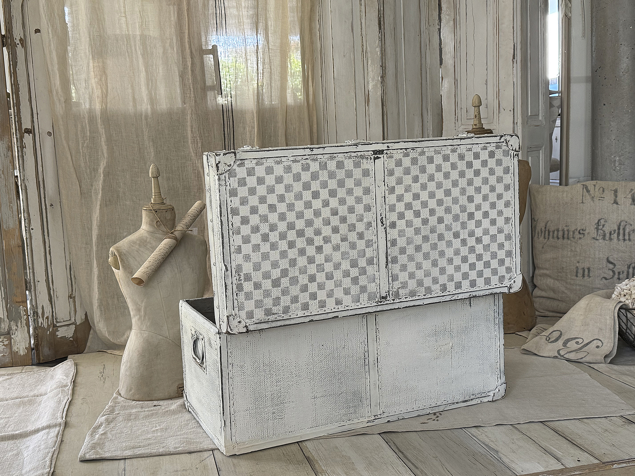 Französische Vintage-Truhe mit Charme***