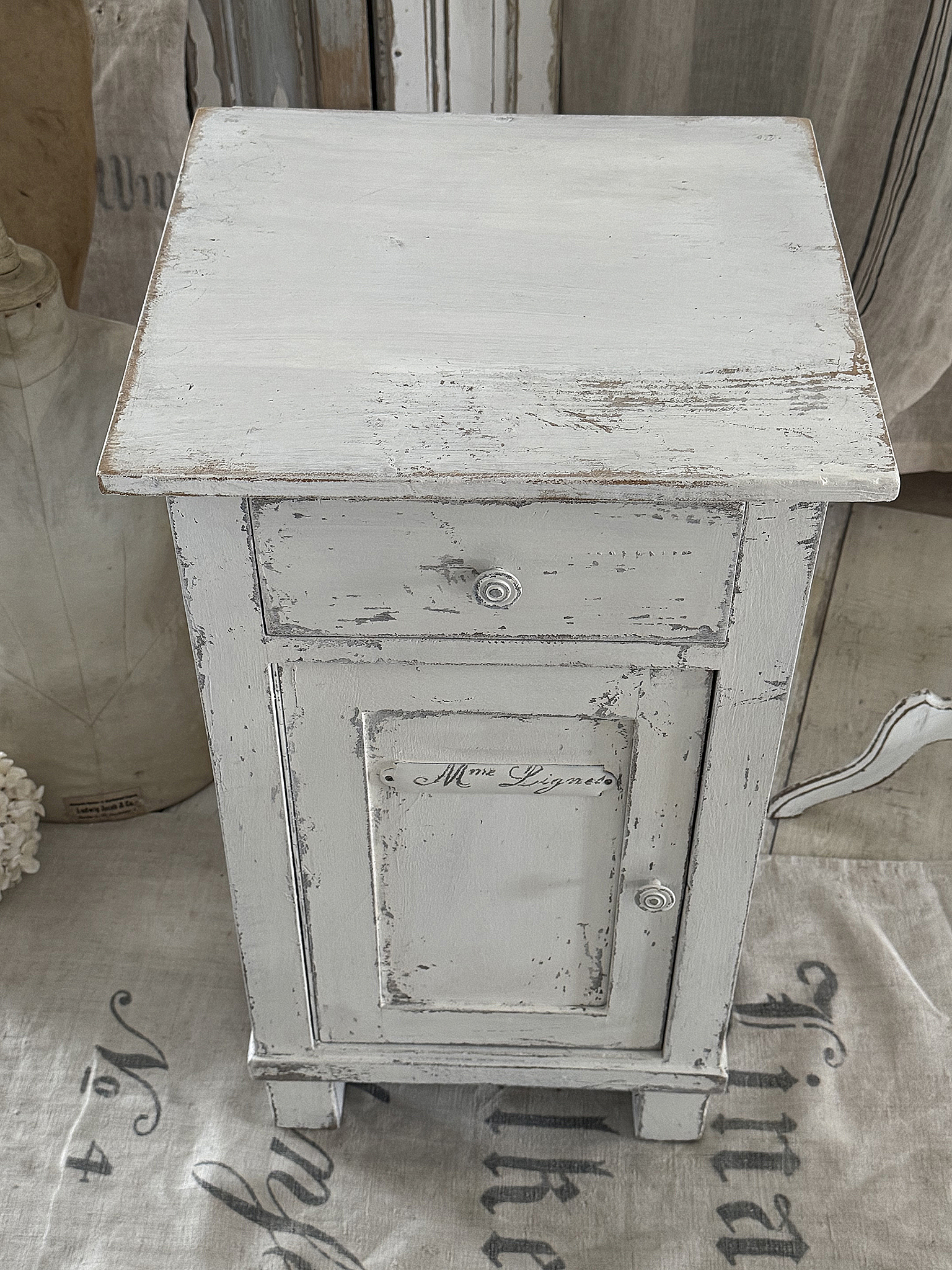 Altes Shabby-Schränkchen „Madame Ligness“***