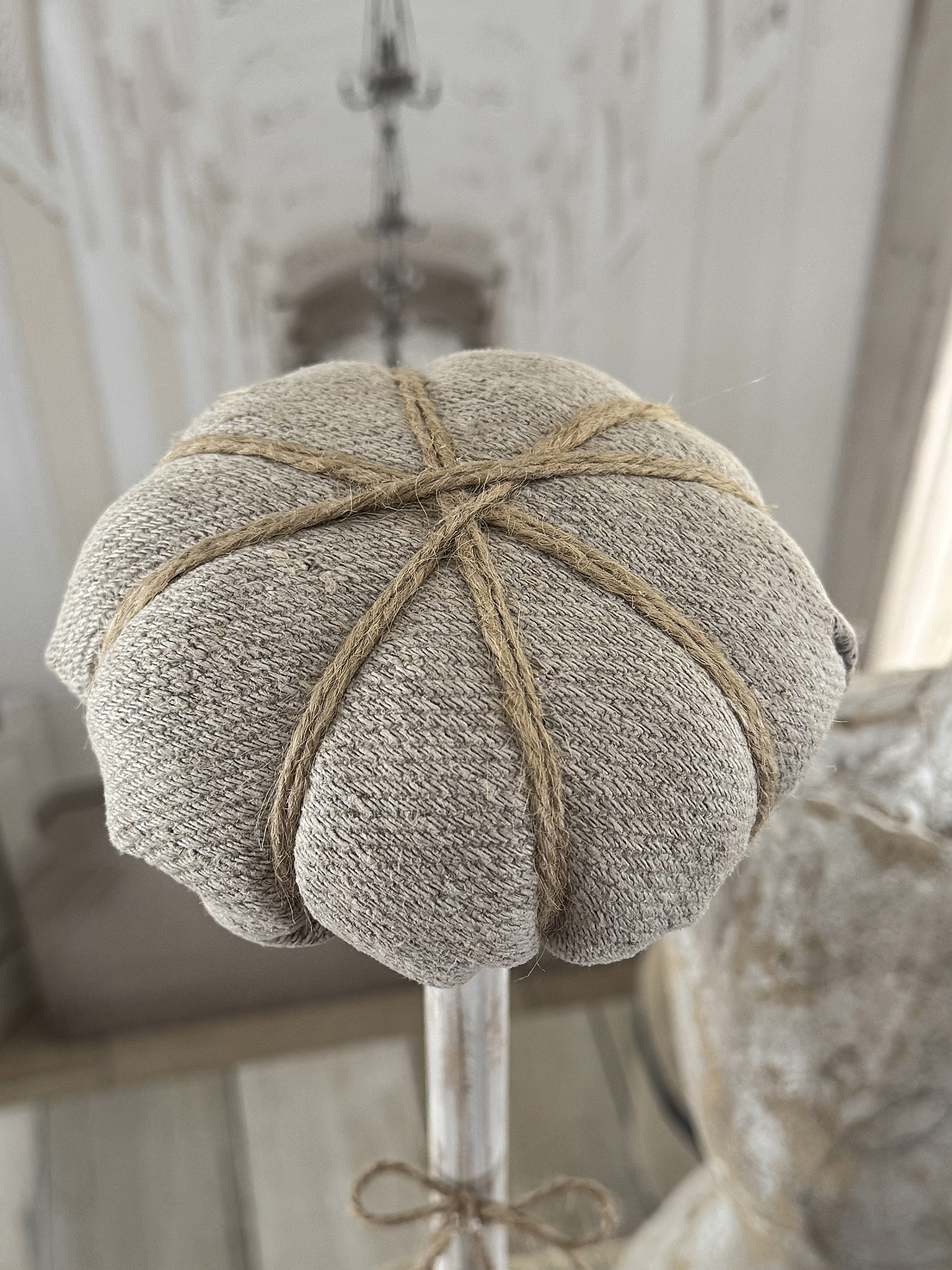 Alter Hutständer aus Holz mit Leinenpolster – Shabby Chic – Vintage – Nostalgischer Charme***