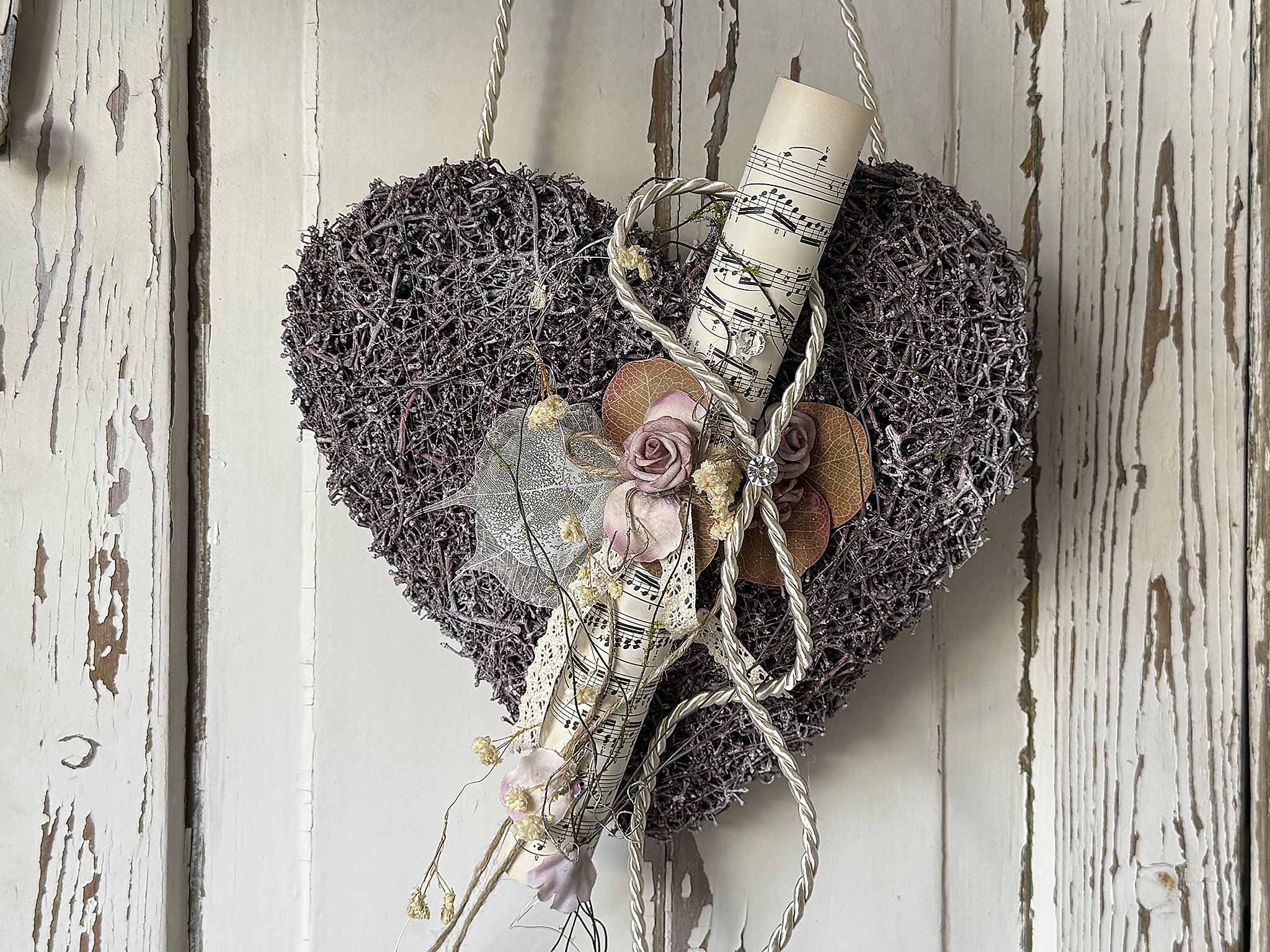 Beerenfarbenes Rebenherz mit Vintage-Notenblatt – romantische Landhausdeko im Shabby-Chic-Stil 2***