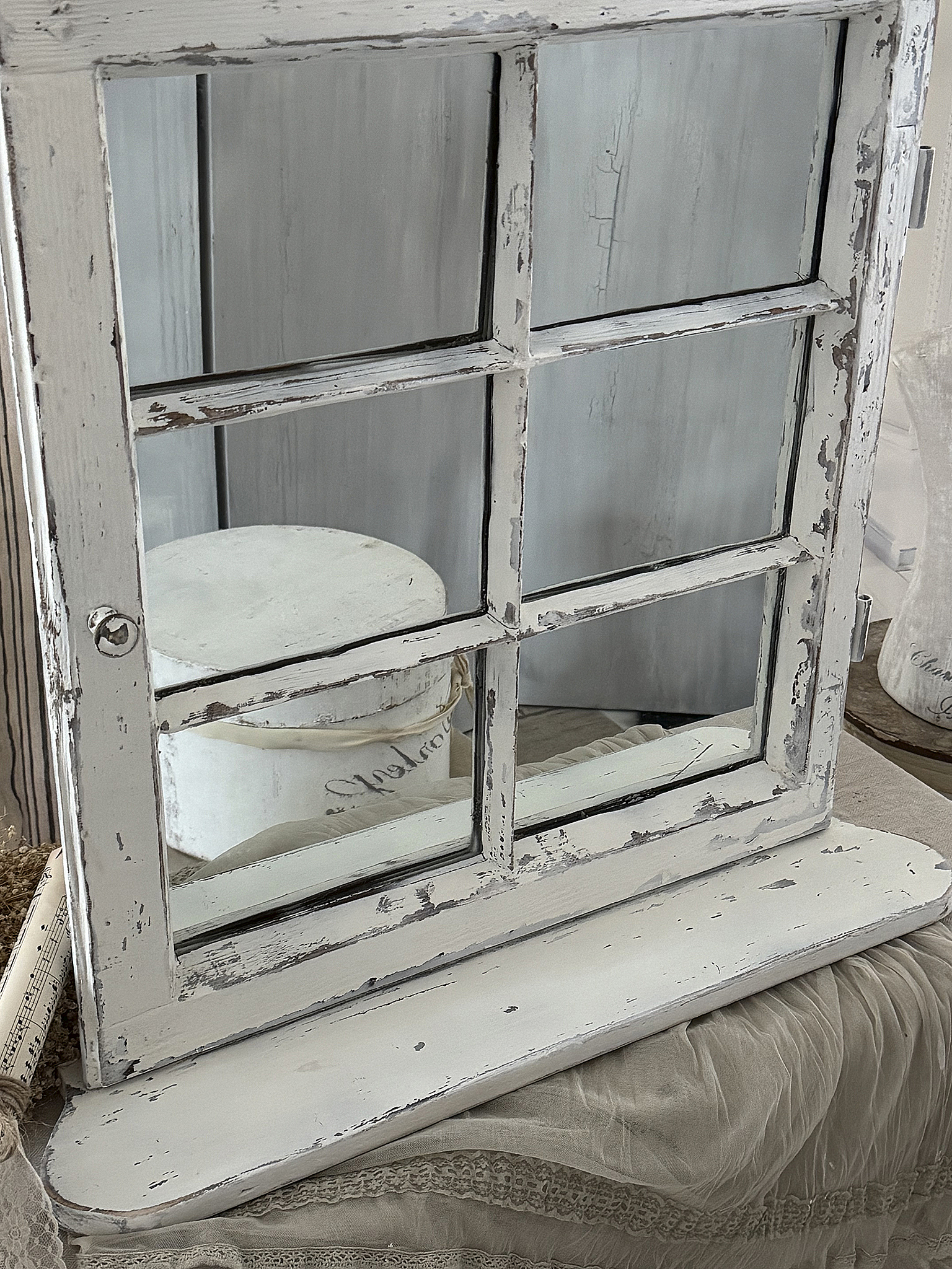 Altes Sprossen-Spiegelfenster mit Fensterbank***