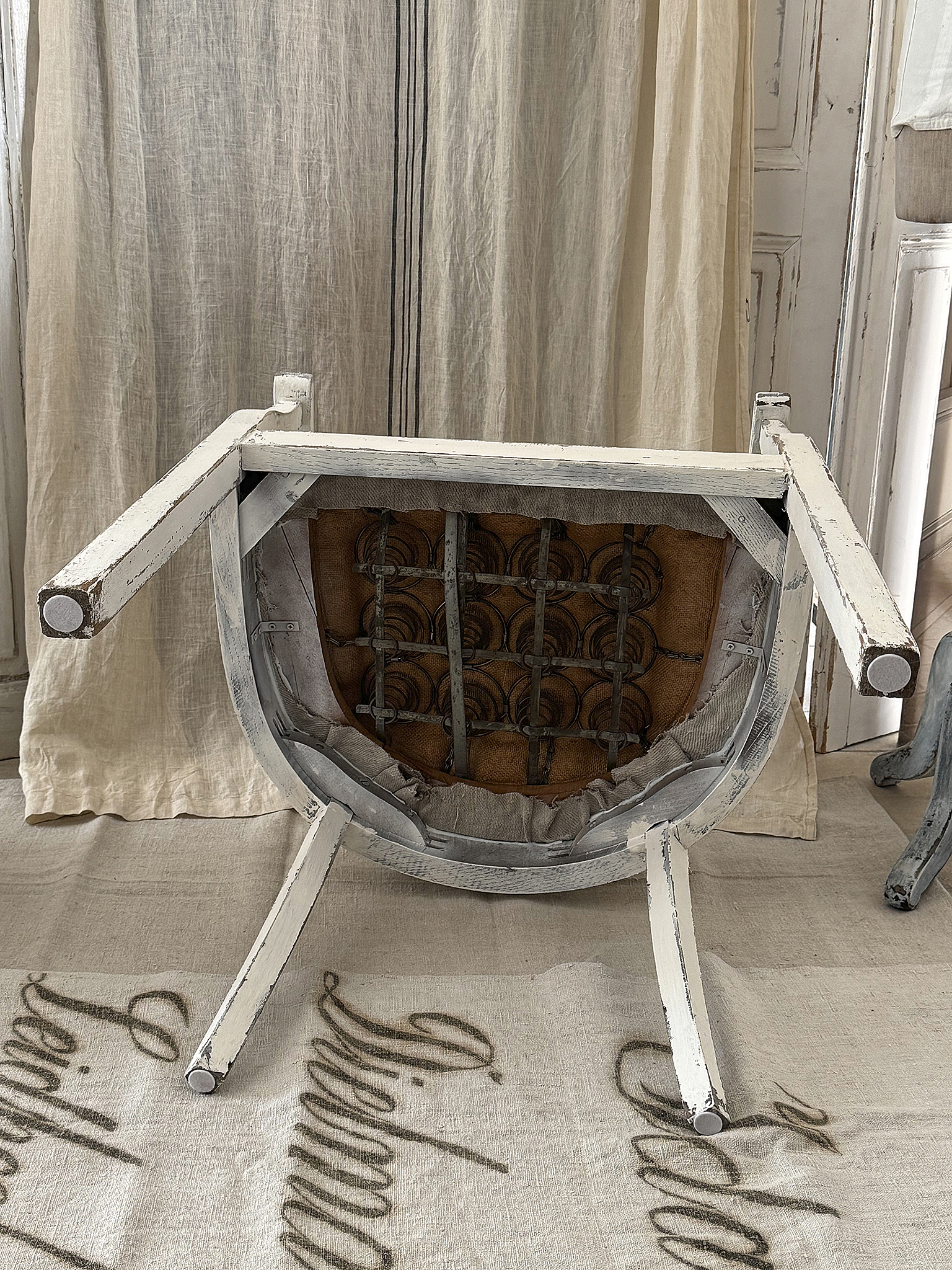 Antiker Armlehnstuhl im Shabby Chic mit Leinensack – Vintage-Liebhaberstück***