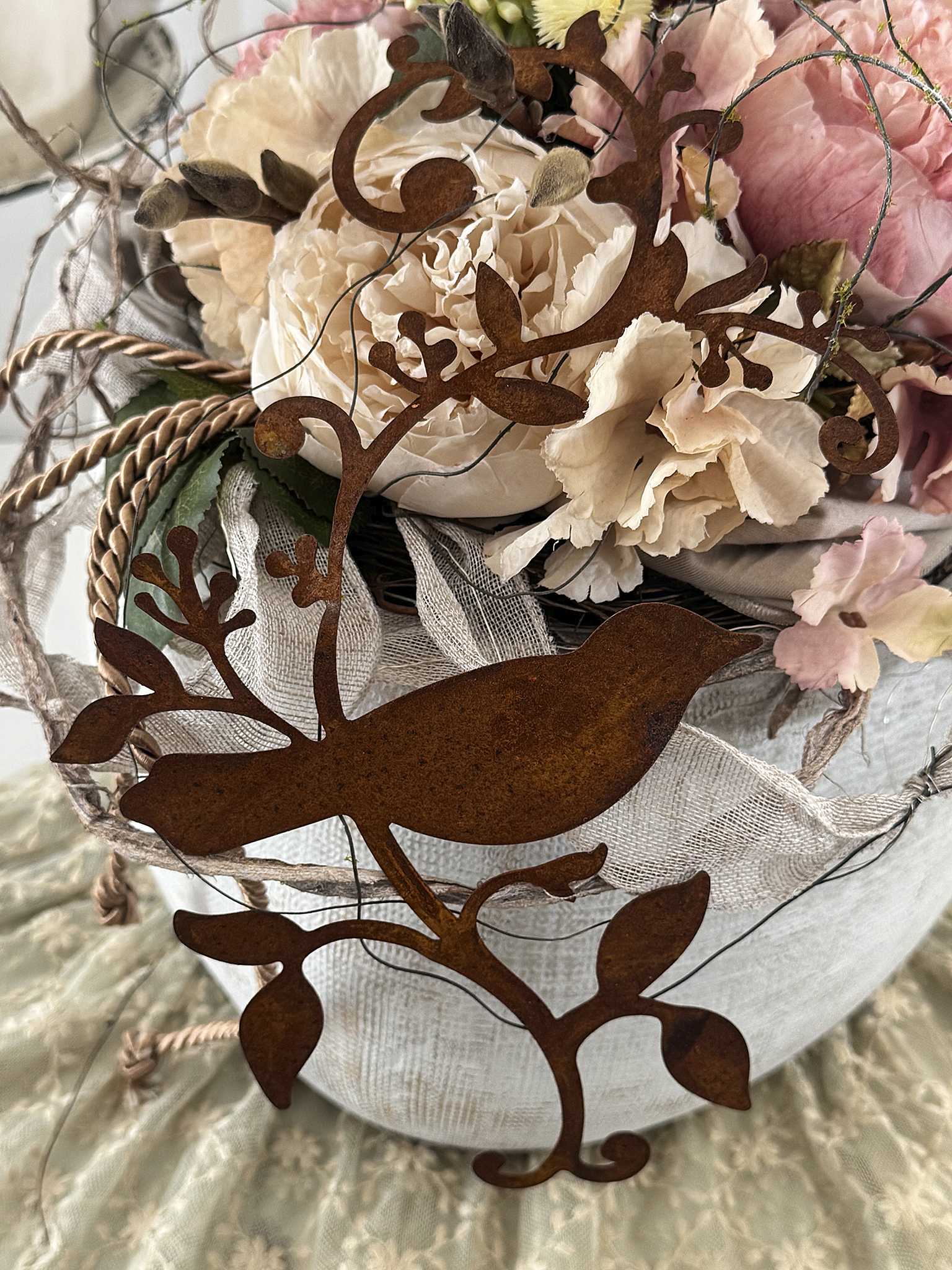 Kunstblumen-Arrangement mit Steinzeugvase, Rosen, Naturflechten & Vogelmedaillon***