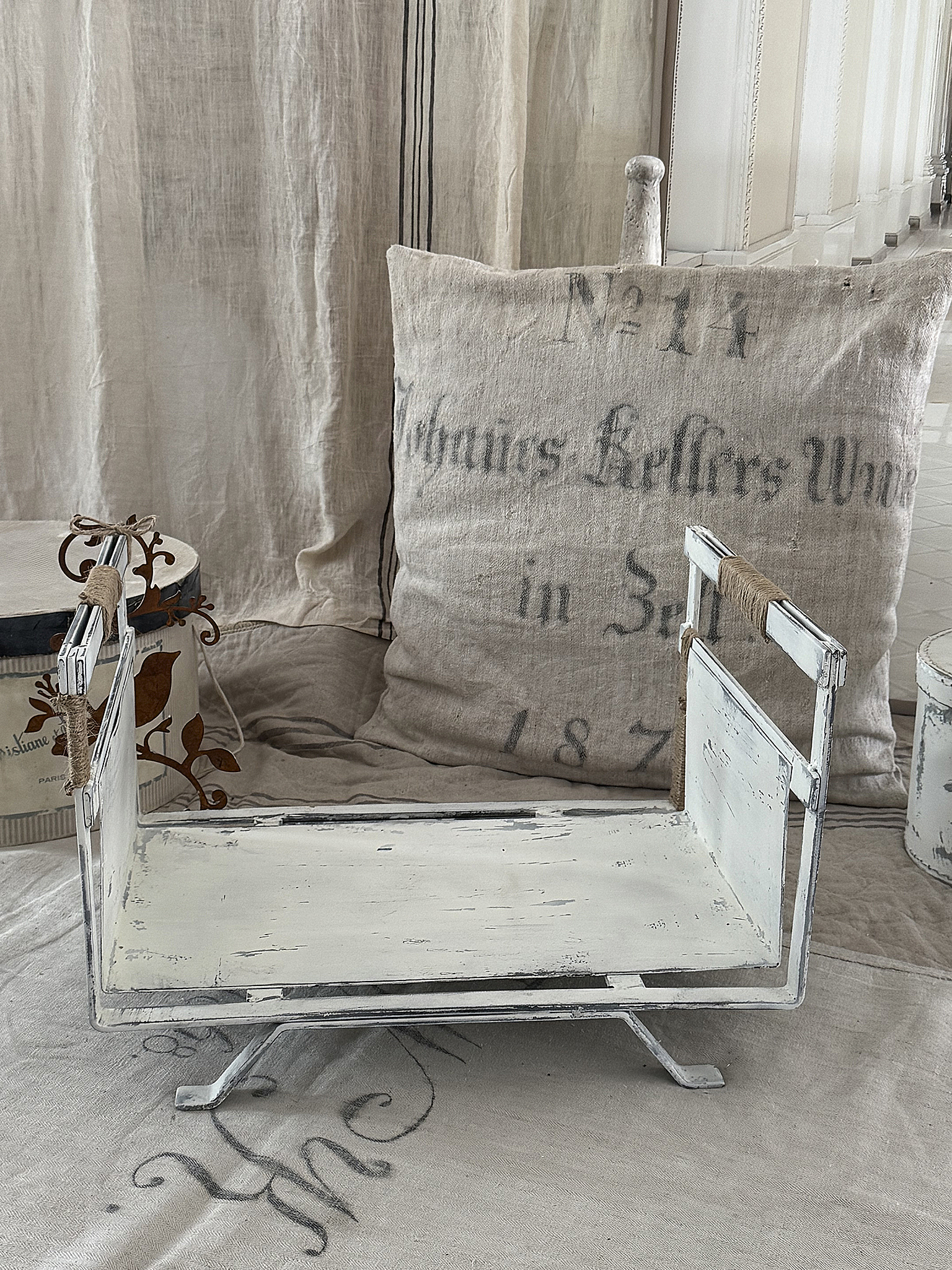 Gusseisenkorb, Holzlager im Shabby-Kleid***