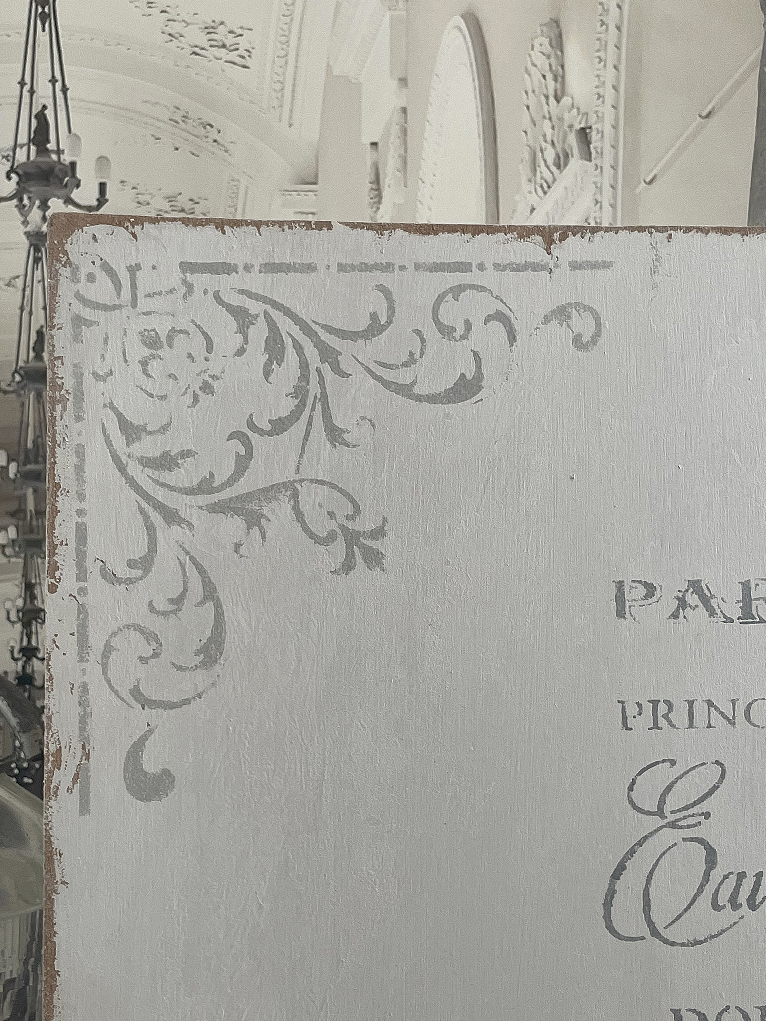 Detailaufnahme eines Wanddesigns mit Prinz Cauchy Schriftzug und floralen Elementen