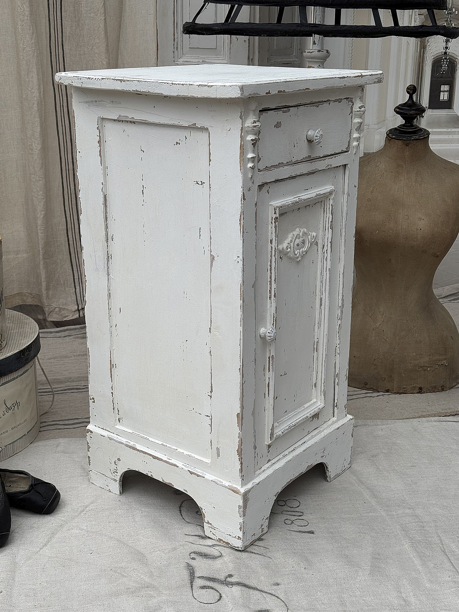 Vintage Nachtschrank im Shabby-Chic-Stil Weißer Nachtschrank mit Schublade und Tür im nostalgischen Design