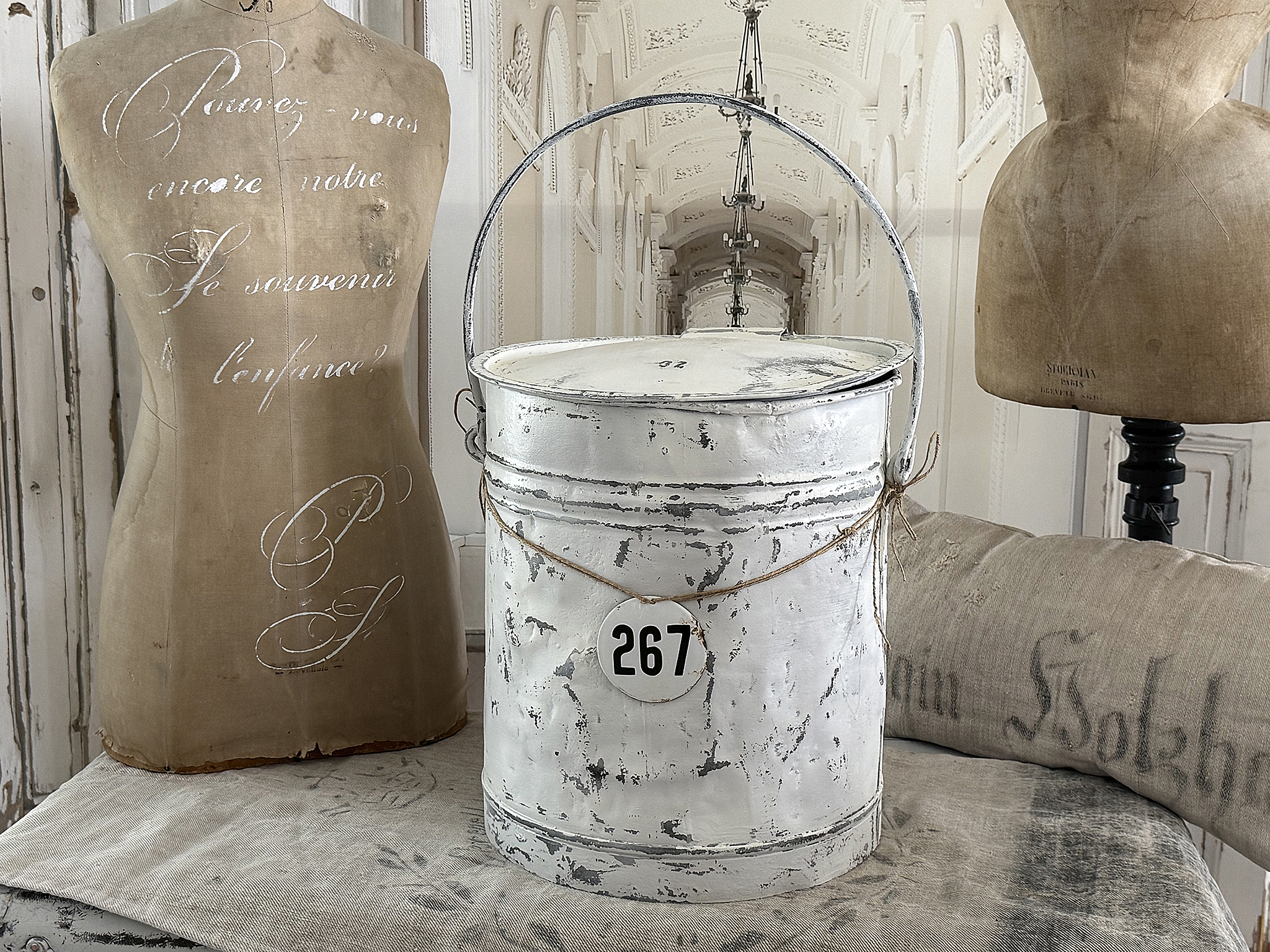 Alte Zinkmülltonne / Kohleneimer – im authentischen weißen Shabby Chic***
