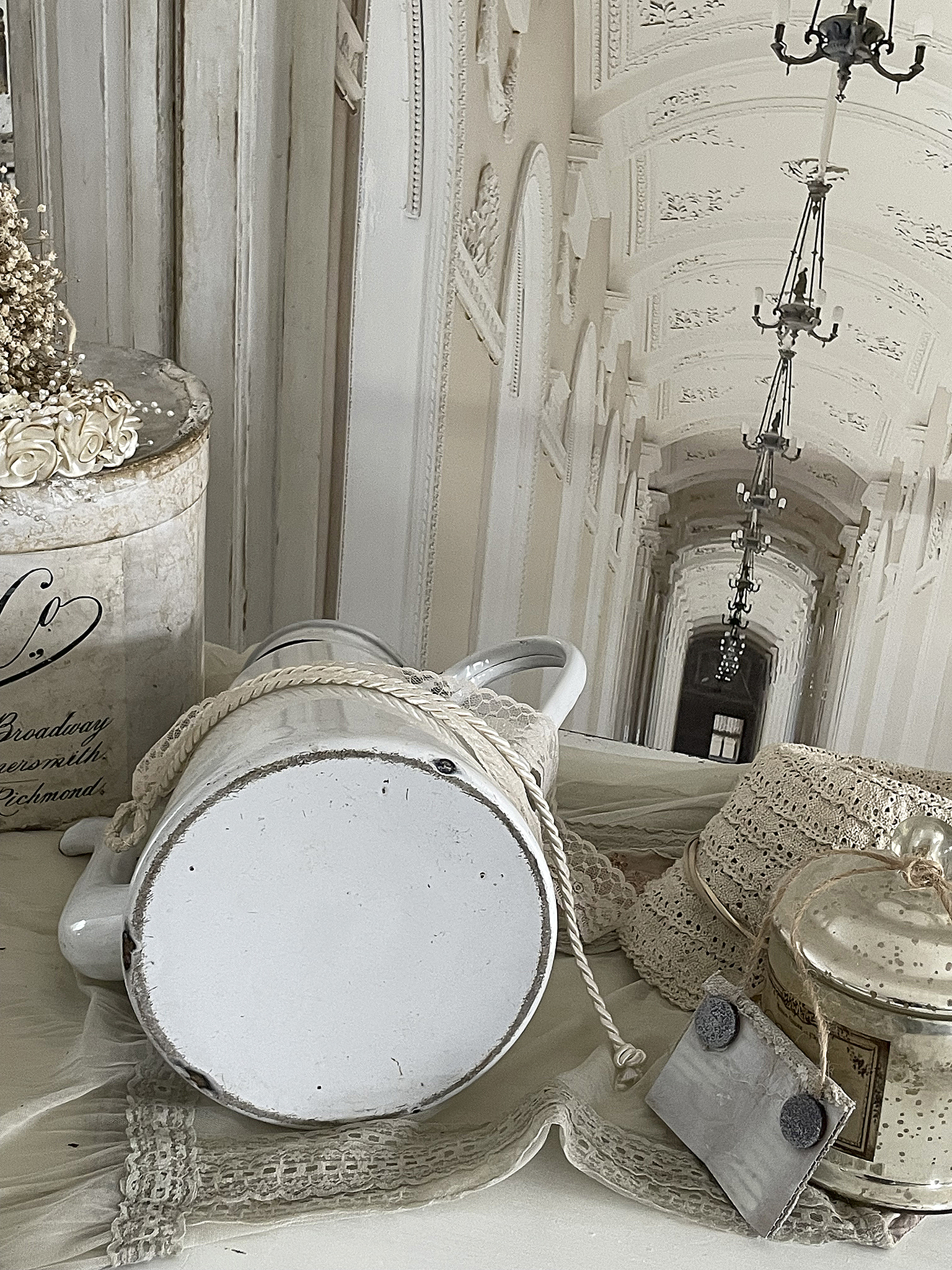 Große weiße Emaille-Kanne mit Vintage-Deko*** Große weiße Emaille-Kanne mit Vintage-Deko***